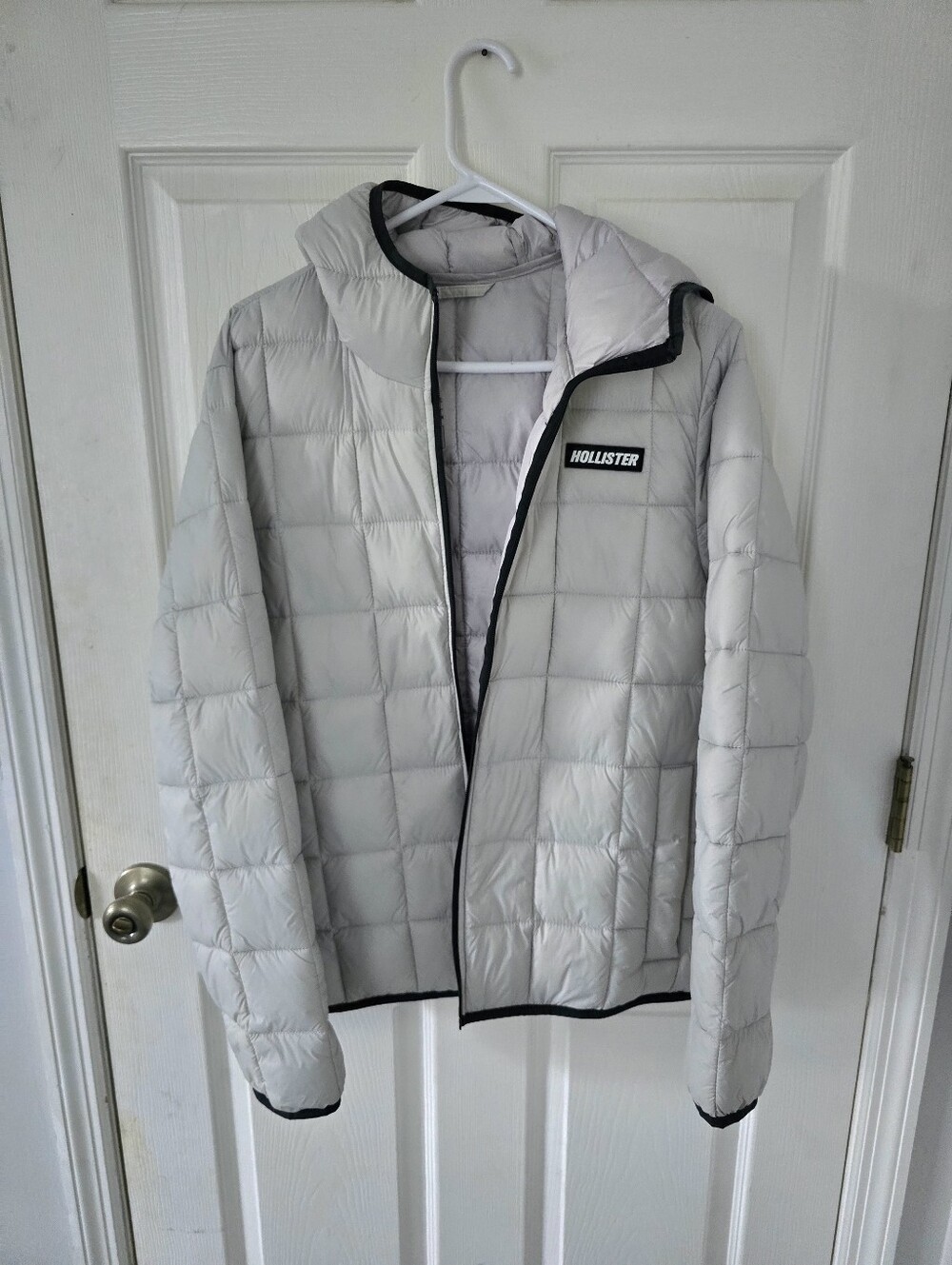 Hollister Light Gray Puffer Jacket Size Small